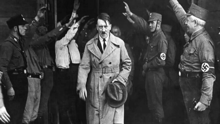SS fanno saluto nazista a Adolf Hitler