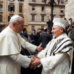 Papa Giovanni Paolo II e Rav Elio Toaff il 13 aprile 1986