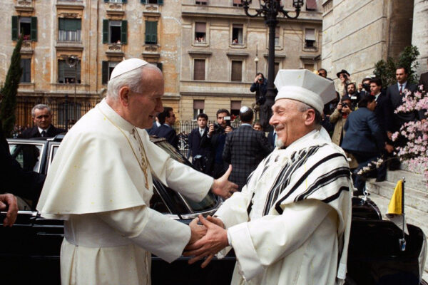 Papa Giovanni Paolo II e Rav Elio Toaff il 13 aprile 1986