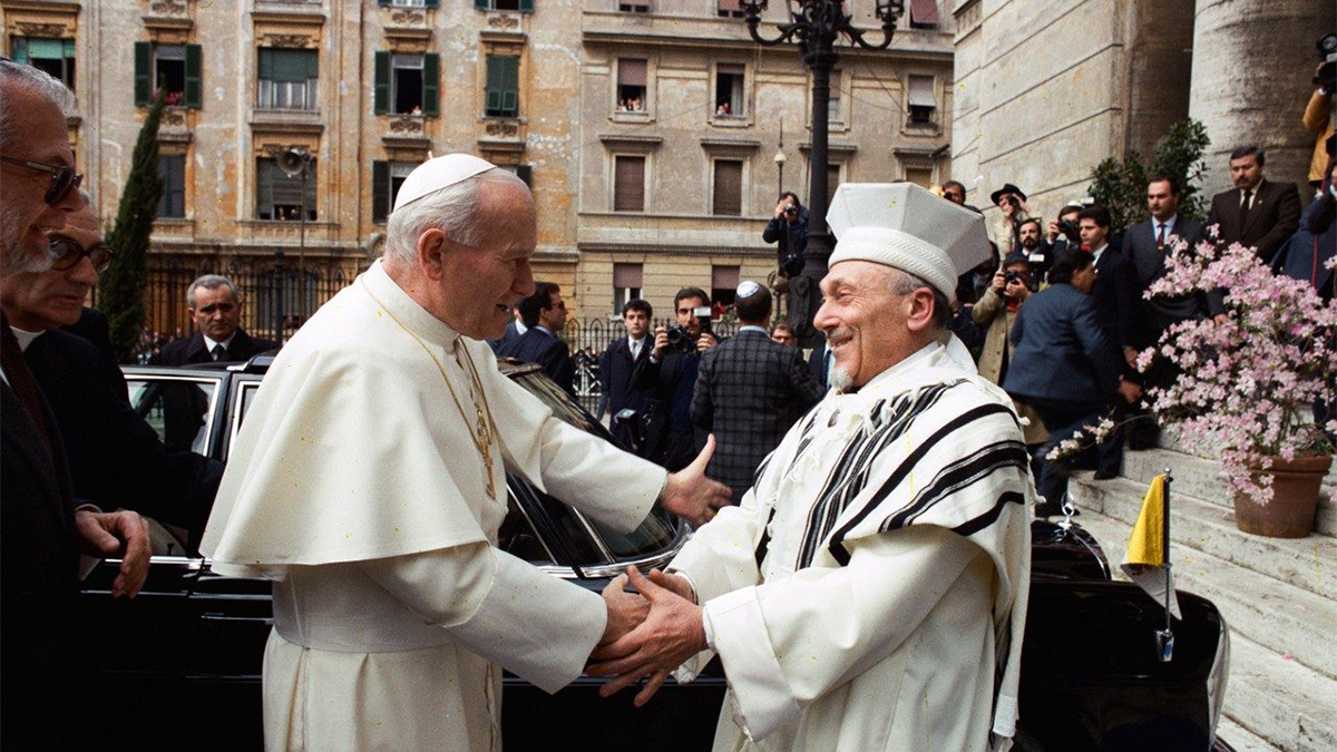 Papa Giovanni Paolo II e Rav Elio Toaff il 13 aprile 1986