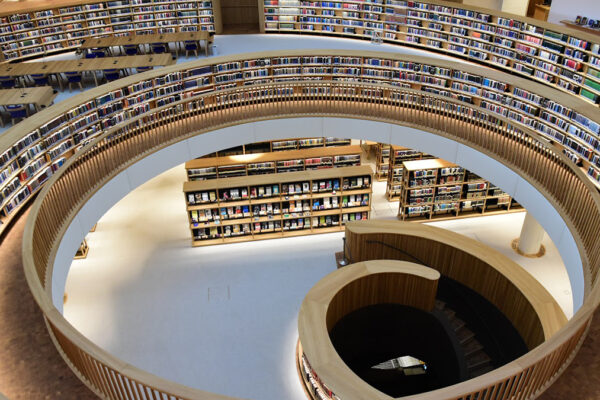 L'interno della nuova Biblioteca nazionale di Israele (Foto: Hugo Lowy)