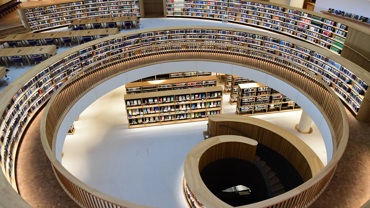 L'interno della nuova Biblioteca nazionale di Israele (Foto: Hugo Lowy)