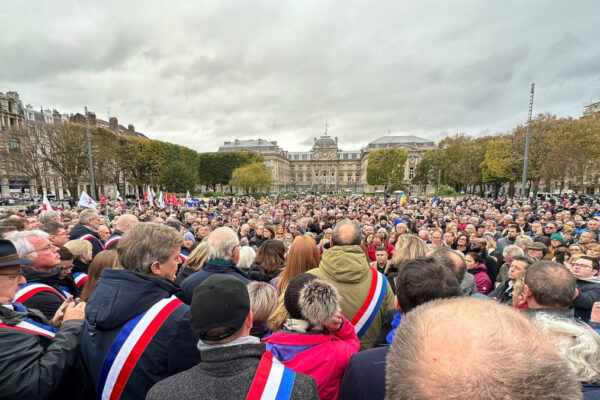 Folla alla manifestazione contro l'antisemitismo