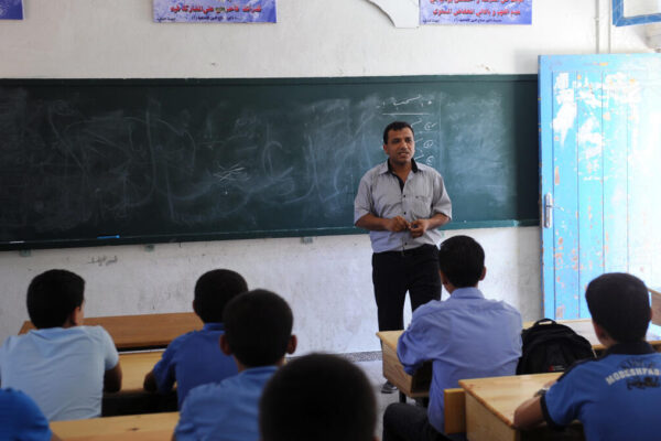 Insegnante in una scuola dell'UNRWA a Gaza nel 2011 (Foto: UN Photo/Shareef Sarhan)