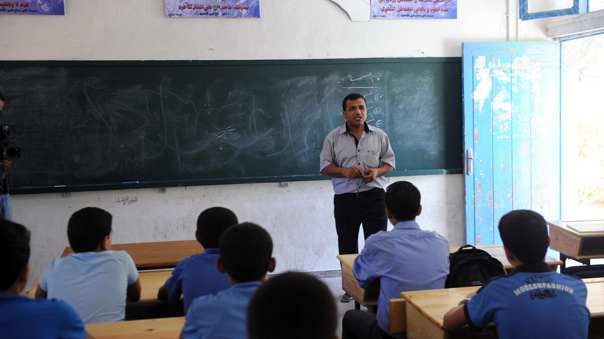 Insegnante in una scuola dell'UNRWA a Gaza nel 2011 (Foto: UN Photo/Shareef Sarhan)