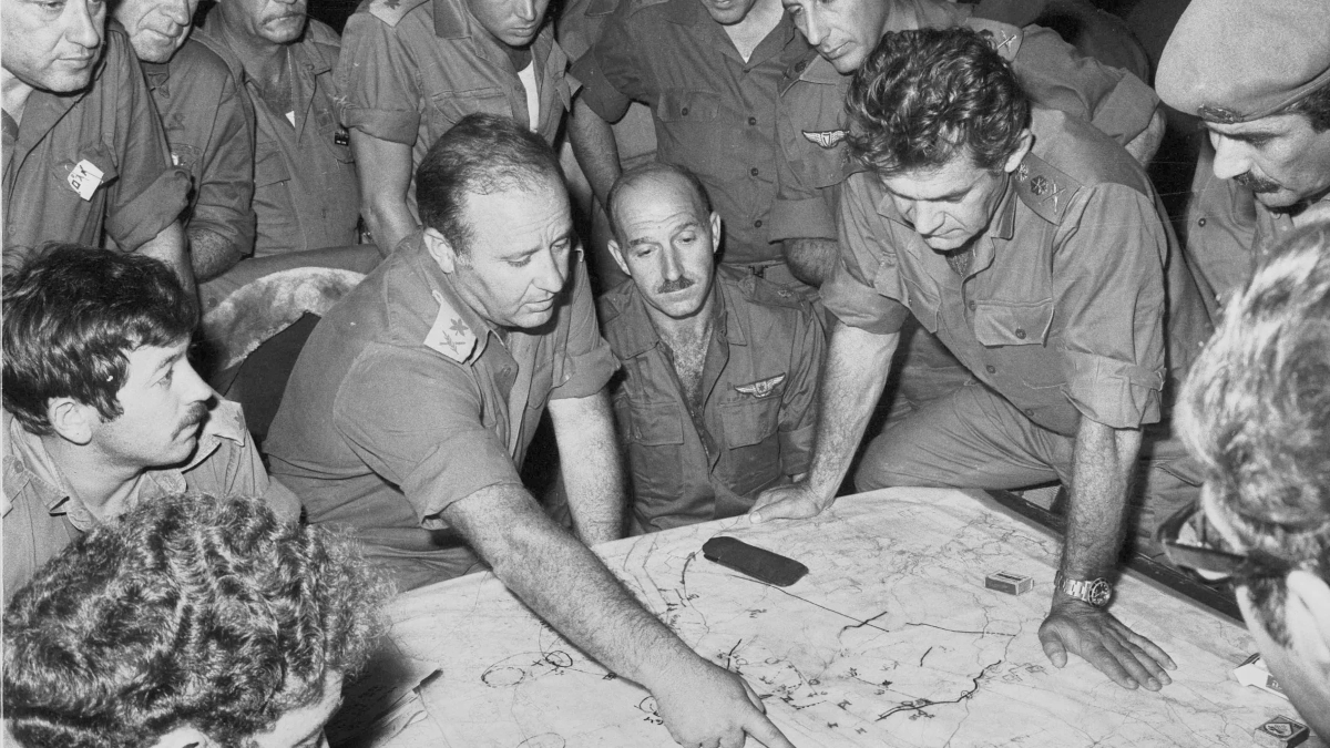 militari israeliani durante la guerra dello Yom Kippur analizzano una mappa