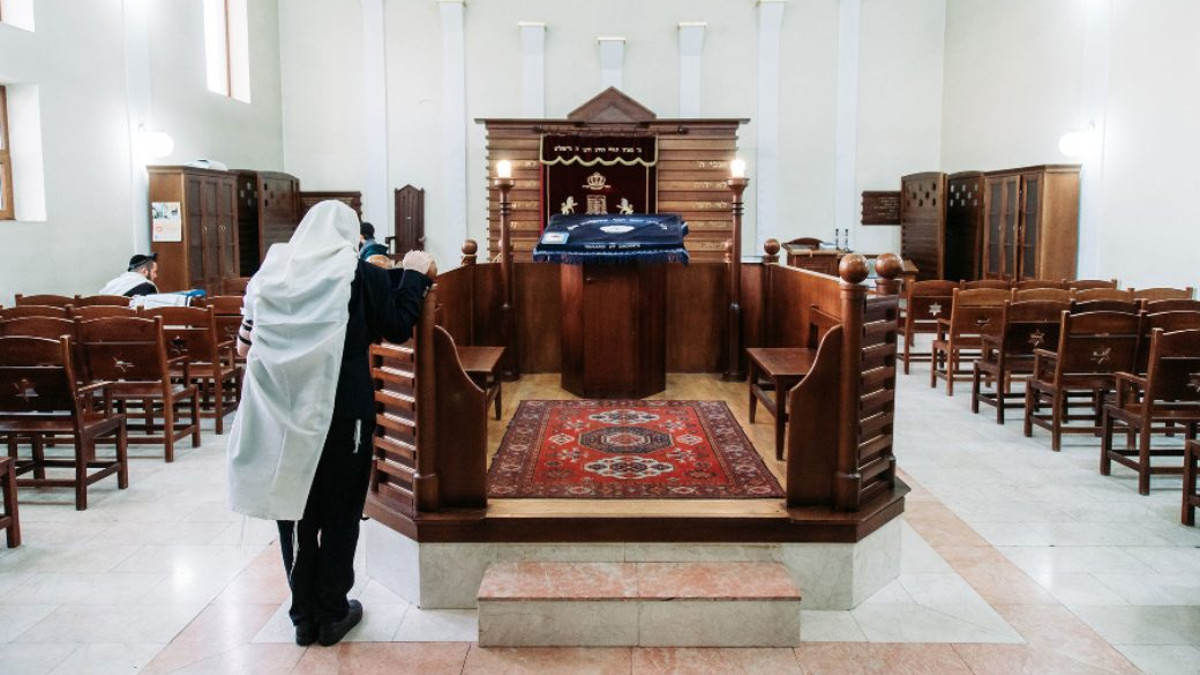 Rabbino prega nella sinagoga di Baku (Azerbaigian)