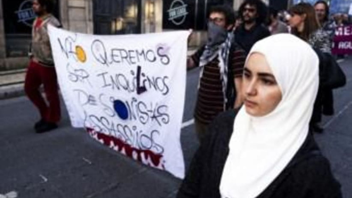 Manifestazione a Porto con cartelli antisemiti (Dn Portogallo)