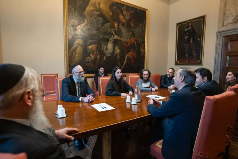 Visita a Palazzo Marino. Da sinistra, Rav Igal Hazan, Sapir Cohen, Yelena Trufanov. Di fronte il sindaco di Milano Giuseppe Sala e il consigliere Daniele Nahum