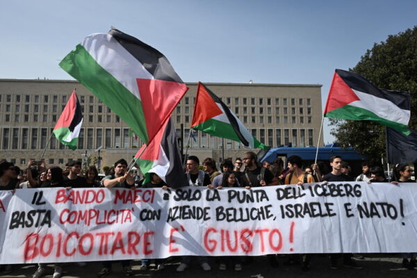 Manifestazione davanti all'università La sapienza (Ansa)