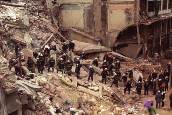 macerie del centro ebraico AMIA a Buenos Aires dopo l'attentato del 18 luglio 1994