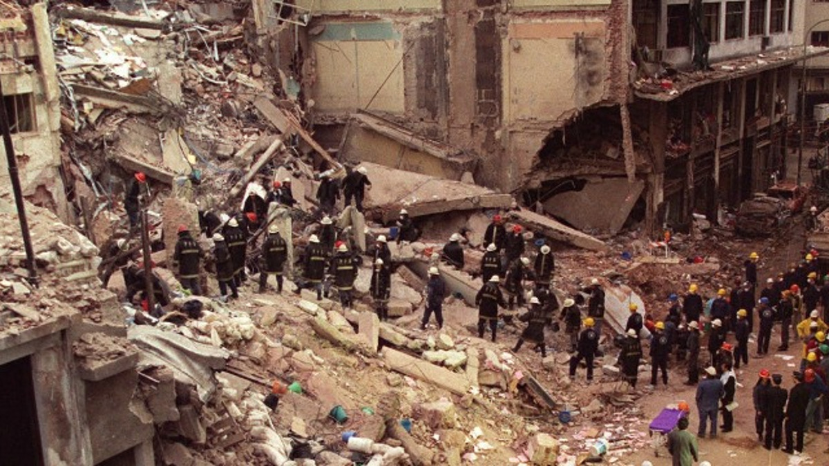 macerie del centro ebraico AMIA a Buenos Aires dopo l'attentato del 18 luglio 1994
