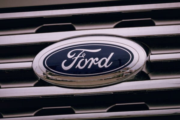 Logo Ford su un'auto (foto Tony Webster, Wikimedia Commons)