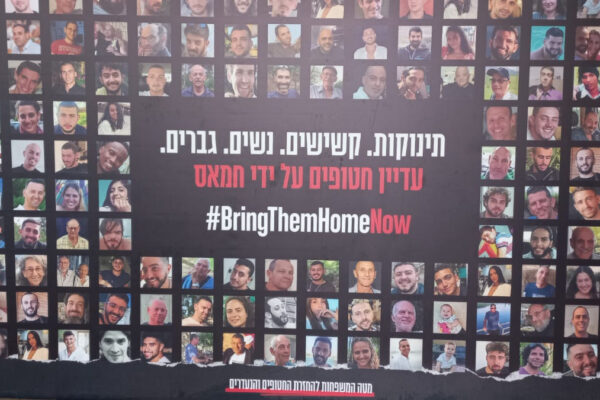 poster ostaggi israeliani (foto ©Anna Balestrieri)