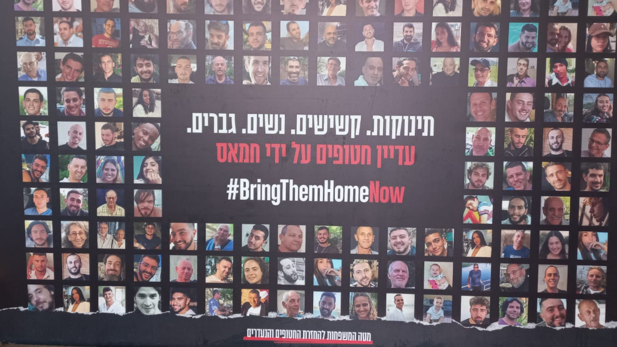 poster ostaggi israeliani (foto ©Anna Balestrieri)