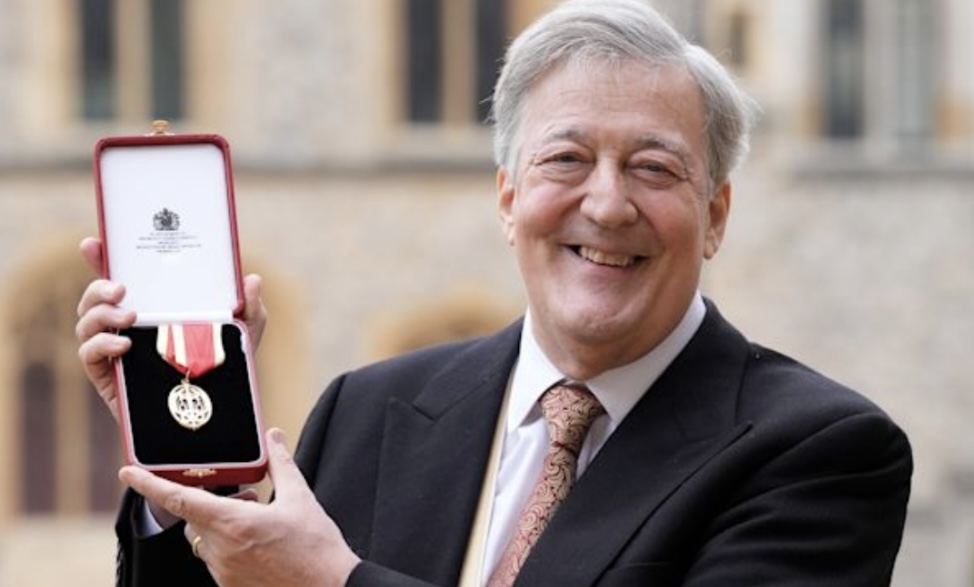 Stephen Fry con la medaglia da cavaliere