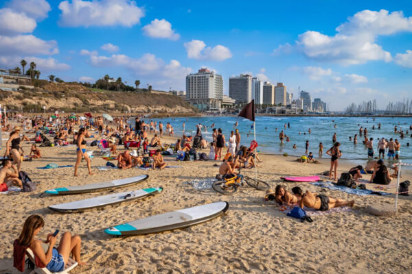 Persone in spiaggia a Tel Aviv (Boris B, Shutterstock)