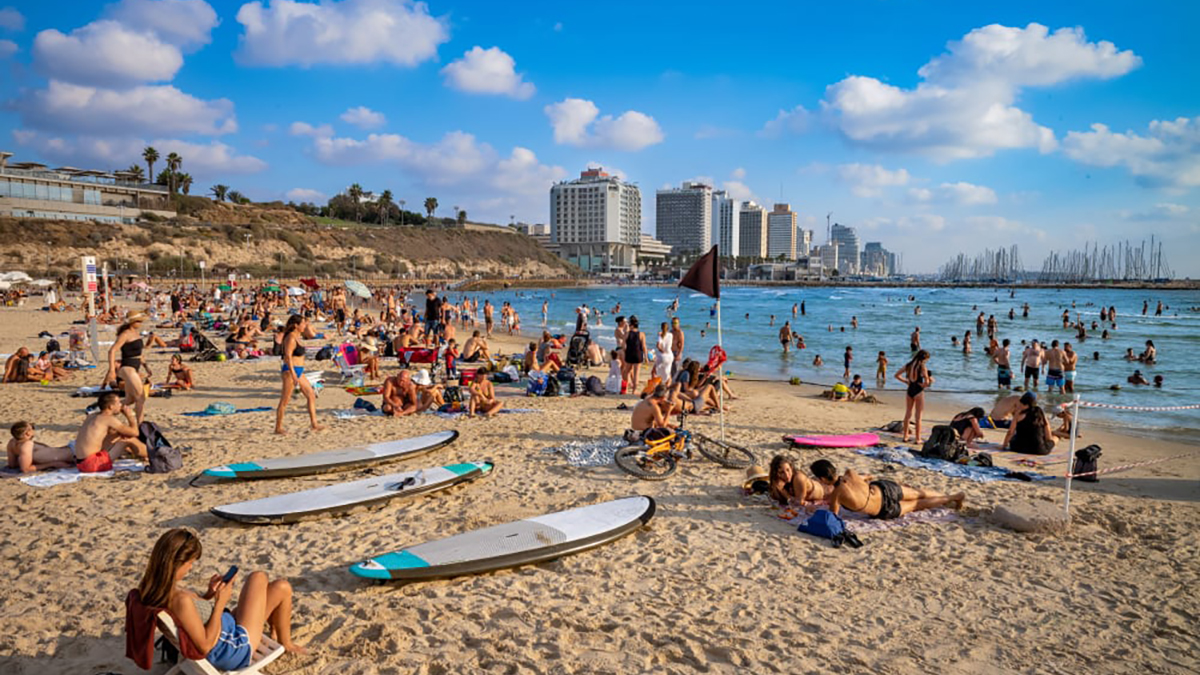 Persone in spiaggia a Tel Aviv (Boris B, Shutterstock)