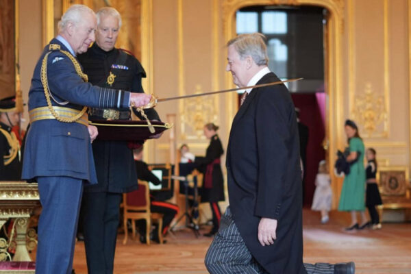 Re Carlo III investe l'attore Stephen Fry del titolo di cavaliere