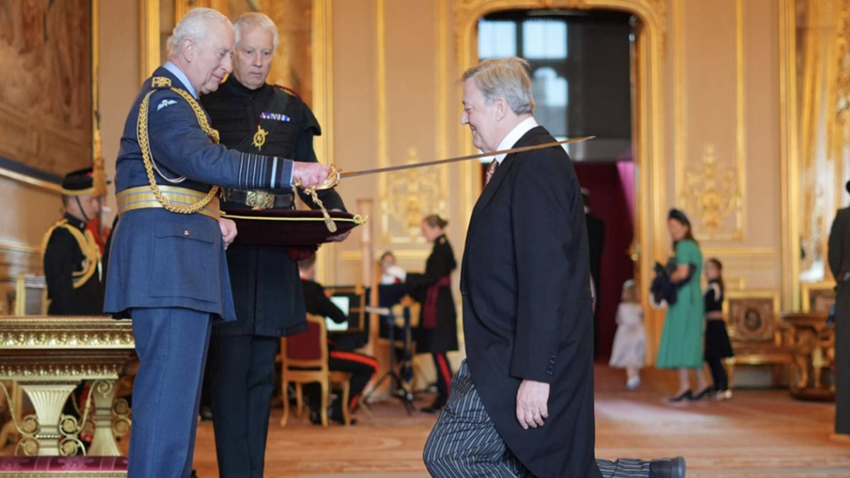 Re Carlo III investe l'attore Stephen Fry del titolo di cavaliere