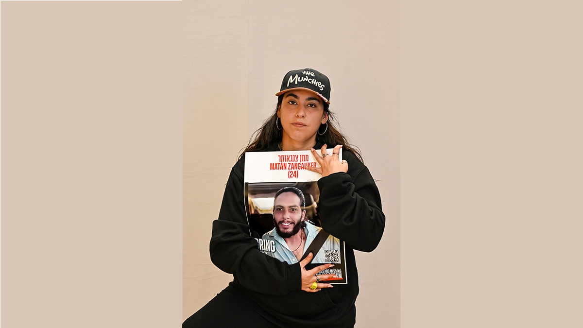 ilana Gritzewsky con un cartello con la foto del suo compagno Matan Zangauker