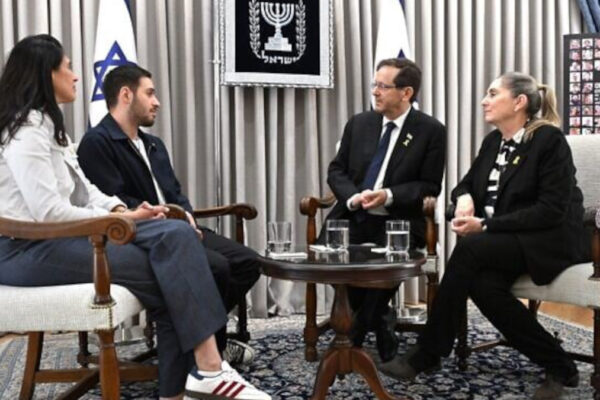 Omer Shem Tov e moglie da Isaac Herzog e moglie (Haim Zach/GPO)