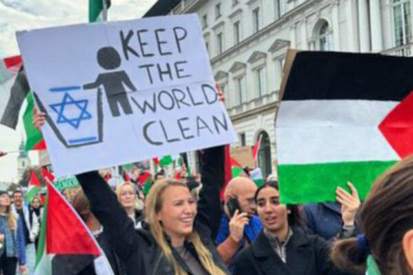 Manifestante norvegese a Varsavia il 21 ottobre 2023 in una manifestazione pro-Hamas