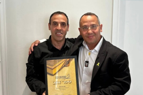 L'ex ostaggio Eli Sharabi con il fratello Sharon a Londra per il Golden Book Award
