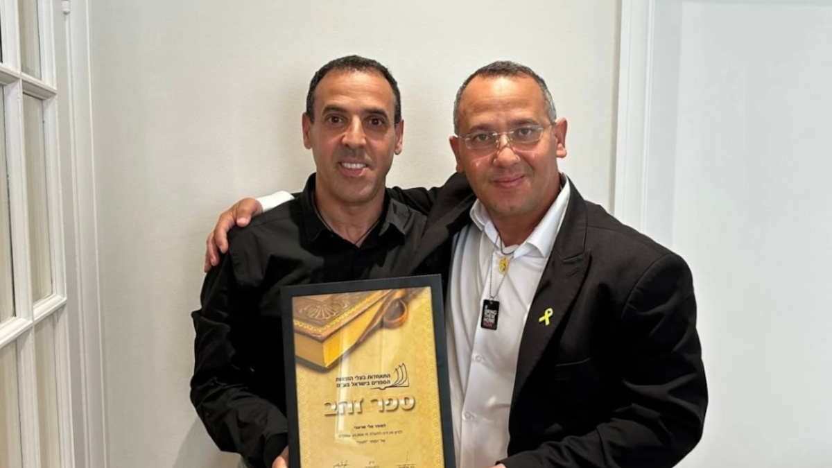 L'ex ostaggio Eli Sharabi con il fratello Sharon a Londra per il Golden Book Award