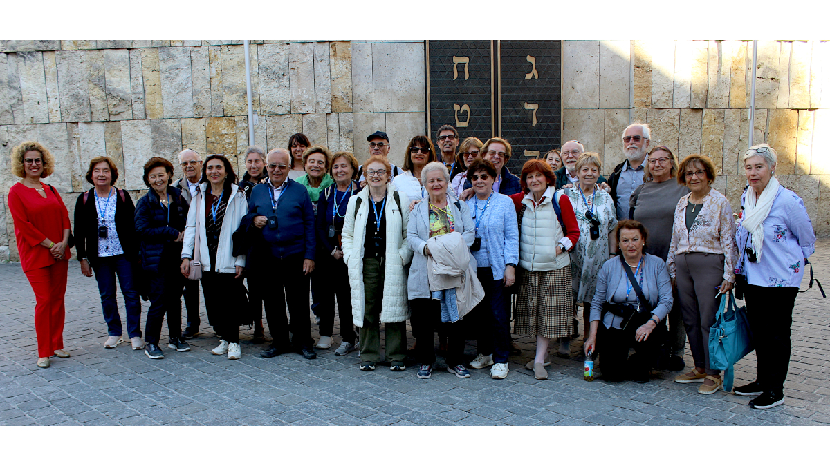 Gruppo di Kesher davanti alla sinagoga di Monaco