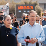 Isaac Herzog nella piazza degli ostaggi a Tel Aviv