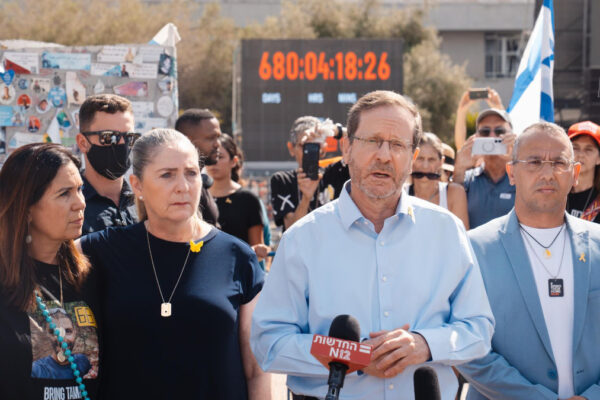 Isaac Herzog nella piazza degli ostaggi a Tel Aviv