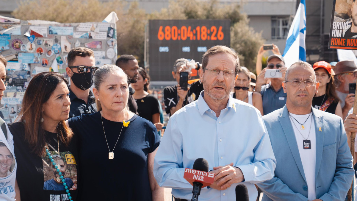 Isaac Herzog nella piazza degli ostaggi a Tel Aviv