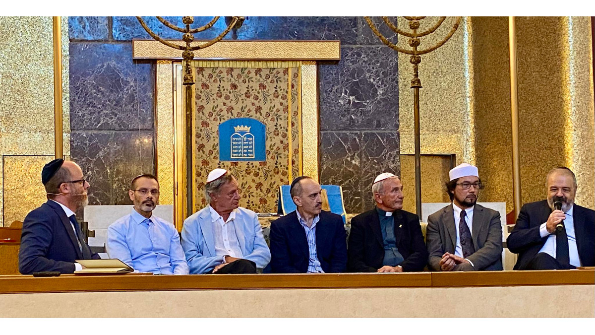 Da sinistra: Paolo Salom, David Elber, Niram ferretti, Massimo De Angelis, Monsignor Pierfrancesco Fumagalli, l'imam Yahia Pallavicini e Rav Alfonso Arbib