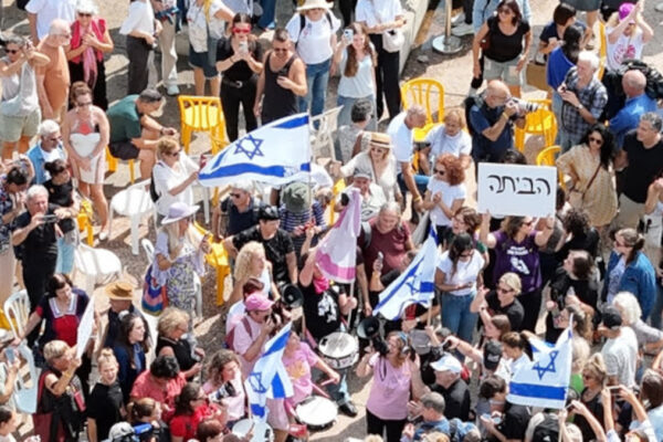 Israeliani gioiscono per il previsto ritorno degli ostaggi (Foto: Amir Goldstein)