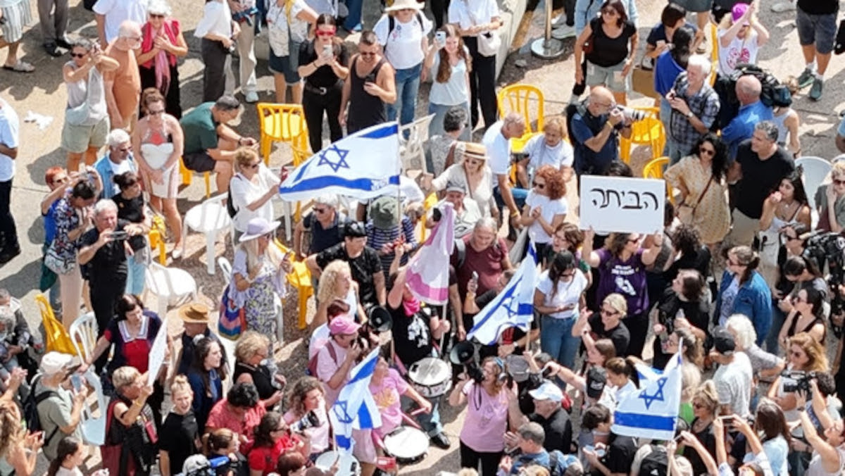 Israeliani gioiscono per il previsto ritorno degli ostaggi (Foto: Amir Goldstein)