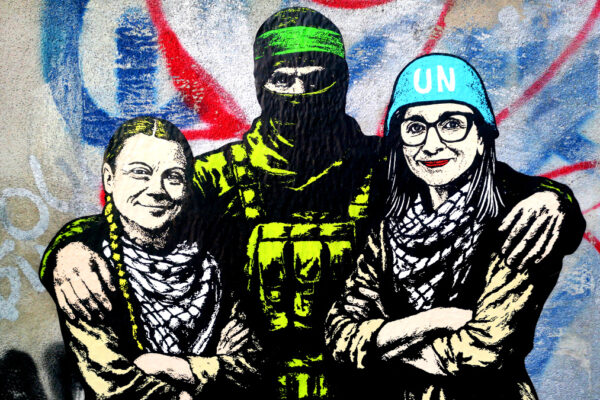 Il murale di AleXsandro Palombo "Human Shields" che ritrae Greta Thunberg e Francesca Albanese abbracciate da un miliziano palestinese
