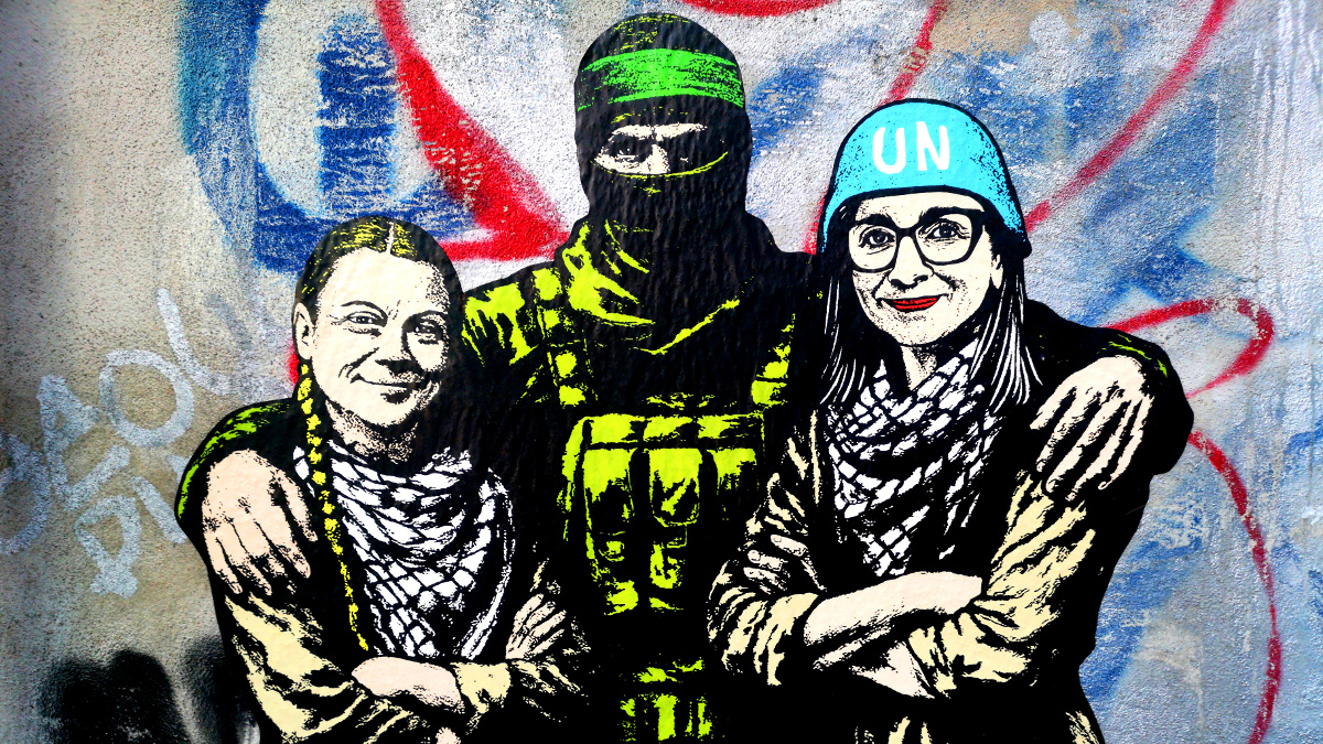 Il murale di AleXsandro Palombo "Human Shields" che ritrae Greta Thunberg e Francesca Albanese abbracciate da un miliziano palestinese