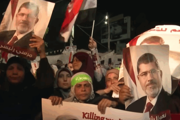 Persone che manifestano per i fratelli musulmani