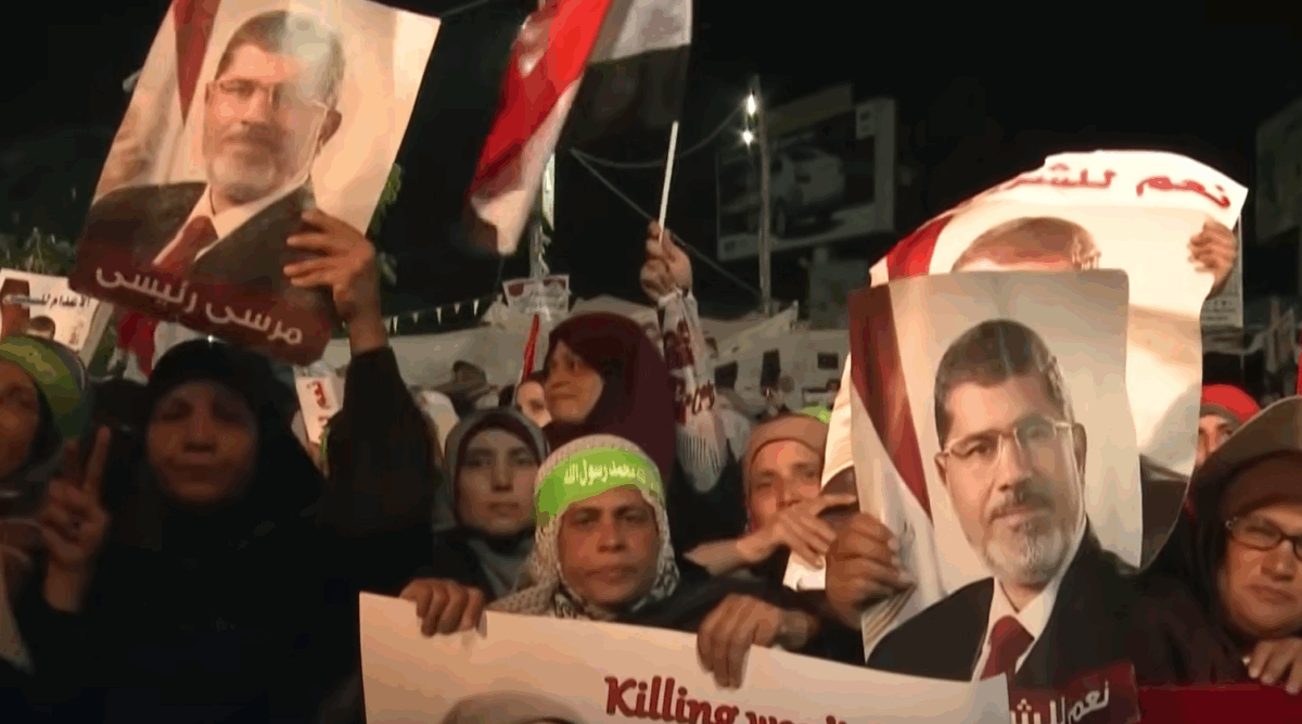 Persone che manifestano per i fratelli musulmani