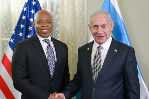 Eric Adams con Beniamin Netanyahu