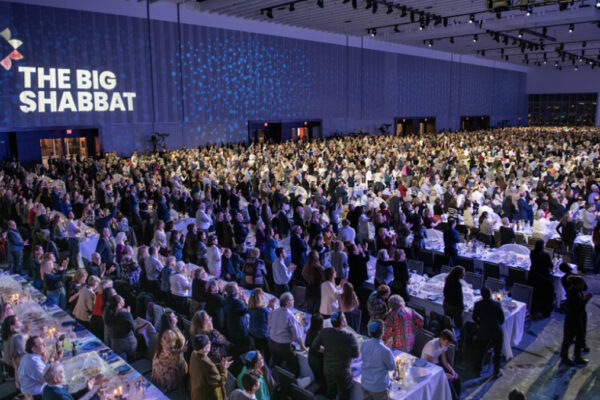 La sala gremita al Tempio Emanu-El Streicker Cultural Center a New York per The Big Shabbat