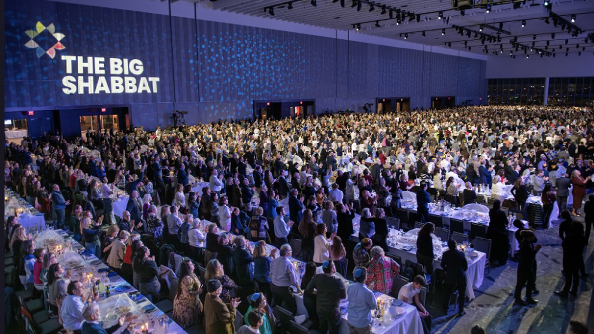 La sala gremita al Tempio Emanu-El Streicker Cultural Center a New York per The Big Shabbat