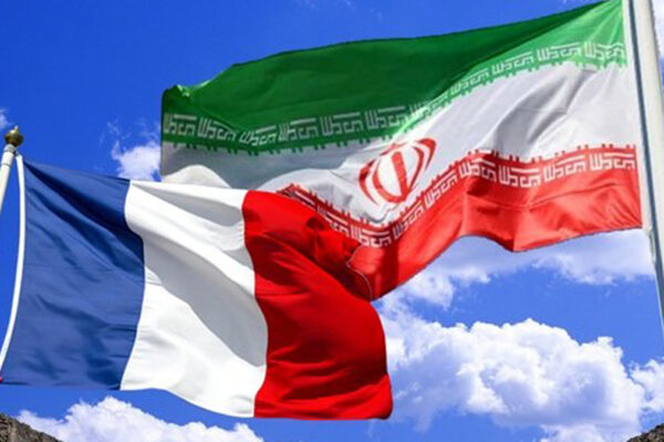 Bandiere Francia (a sinistra) e Iran (a destra)