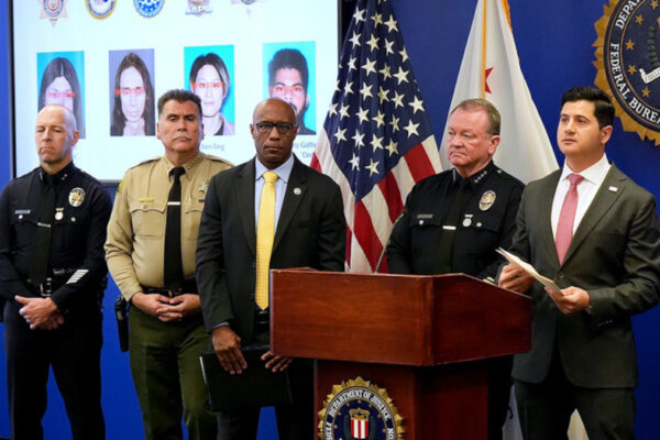 al microfono il presidente procuratore degli Stati Uniti Bill Essayli, affiancato dal Assistant Director in Charge dell'FBI Akil Davis, dallo sceriffo della Contea di Los Angeles Robert Luna e due agenti locali.