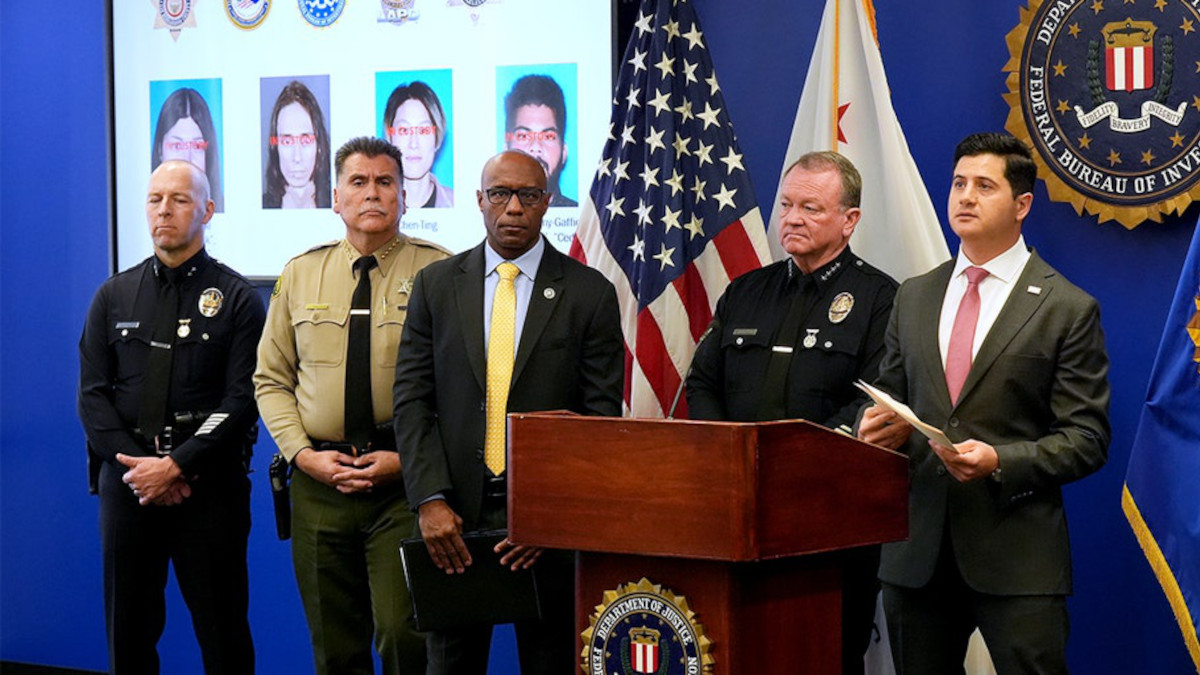 al microfono il presidente procuratore degli Stati Uniti Bill Essayli, affiancato dal Assistant Director in Charge dell'FBI Akil Davis, dallo sceriffo della Contea di Los Angeles Robert Luna e due agenti locali.