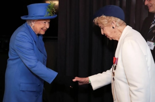 Ruth Bader (a destra) con la regina Elisabetta II