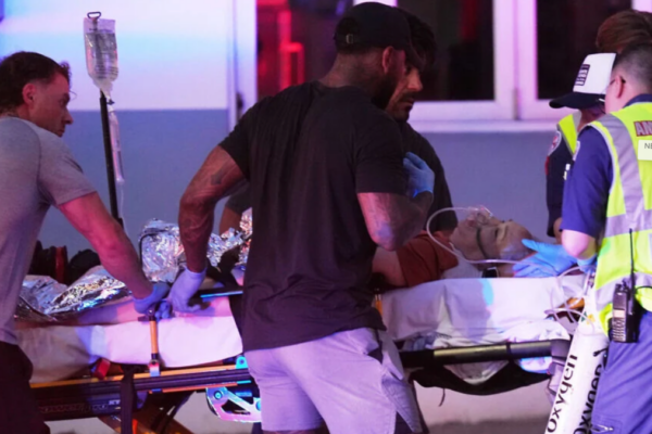 una donna ferita sopccorsa a Sydney