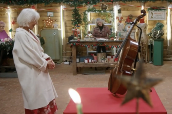 Helen Mirren cin il violoncello di Martin Landau nella trasmissione su BBC One