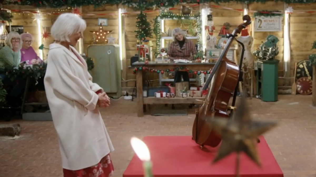 Helen Mirren cin il violoncello di Martin Landau nella trasmissione su BBC One
